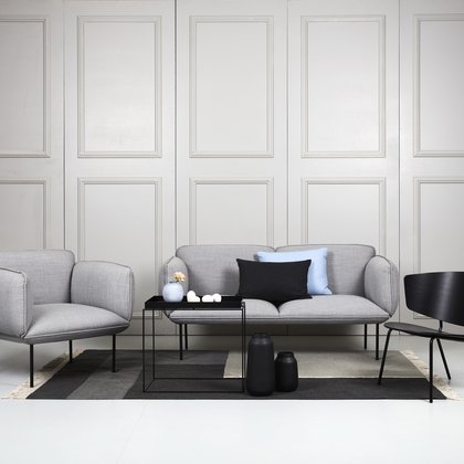 Sofa_WOUD_Nakki_Lounge-hellgrau_Altbaukasette_Tabletttisch_schwarz_grau